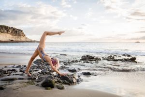 hajlékony táncos nő a tengerparton, fotózás Tenerifén naplementében, spárga